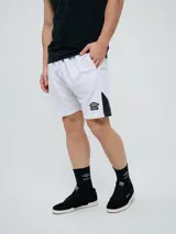 Bermuda deportiva Umbro de color azul marino, con inserciones laterales en color blanco y el logo de la marca estampado en la pierna izquierda.