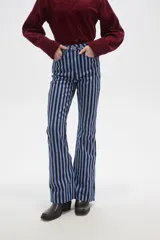 Pantalon de corte flare y tiro alto, con diseño de rayas verticales en tonos azul y negro. Confeccionado en tejido de algodón con elastano.