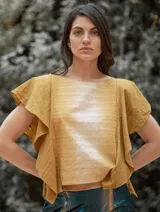 Blusa color mostaza con cuello redondo y mangas cortas con volados.