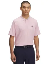 Chomba deportiva Under Armour Matchplay Polo de color rosado, con mangas cortas, cuello de punto plano acanalado y cierre frontal de botones. Cuenta con el logo de la marca bordado en el pecho.