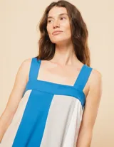 Vestido largo de lino color blanco, gris y amarillo, con breteles anchos, escote recto, elástico en la espalda y tajos laterales.