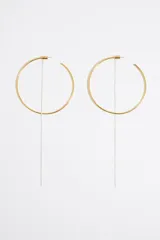 Par de aros dorados grandes, tipo argolla, con cadena fina plateada colgando.