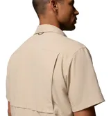Camisa de manga corta Columbia modelo Silver Ridge II, color beige, con bolsillos frontales en el pecho, cuello clásico y cierre de botones. Confeccionada con tecnologías de protección solar y absorción de humedad.