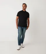 Remera polo de corte comfort, confeccionada en algodón peruano de alta calidad. Presenta cuello clásico con tapeta de botones y mangas cortas. Diseño liso y texturizado, ideal para un look casual y fresco.