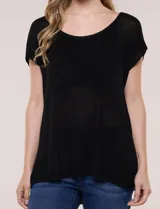 Blusa negra de tejido de punto fino con hilos de lúrex brillante, escote redondo amplio, mangas cortas con hombros caídos y silueta semi holgada.