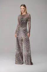 Blusa de tul semitransparente con estampado animal print tipo jaguar y silueta ajustada al cuerpo, de manga larga y cuello redondo.