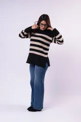Sweater de tejido de punto con diseño de rayas horizontales en color negro y beige, cuello redondo, manga larga y aberturas laterales en el ruedo.