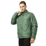 Campera negra con cierre frontal, cuello alto y logo de Caterpillar en el pecho.