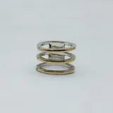 Anillo compuesto por tres aros entrelazados, combinando plata 925 y oro 9k en un diseño minimalista y elegante.