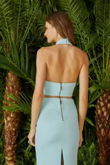 Top cropped color verde agua, con cuello halter y detalle de apliques de perlas y strass en el cuello.