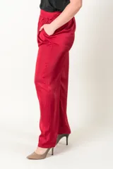 Pantalón palazzo rojo de satén con cintura elastizada y bolsillos laterales.