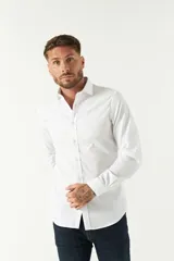 Camisa blanca de hombre, de corte slim, con cuello italiano y logo bordado.