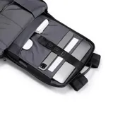 Mochila urbana Baleine modelo Aspen, color negro, con diseño minimalista y compartimento para laptop. Fabricada en poliéster impermeable, cuenta con múltiples bolsillos organizadores, bolsillo trasero oculto de seguridad y correa para sujetar a valijas.