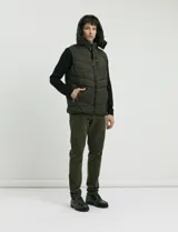 Pantalon de pana de corte clasico, color verde oliva, con bolsillos delanteros inclinados y bolsillos traseros de ribete.