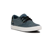 Championes acordonados color jean, con suela blanca y detalle de etiqueta con logo en la lengüeta.