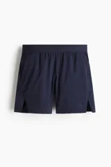Short deportivo azul marino de tejido funcional con tecnología DryMove™ y stretch en cuatro direcciones. Cuenta con cintura elástica con cordón oculto, bolsillos al bies, diseño reflectante en la parte posterior y aberturas laterales cortas en el bajo.