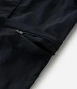 Pantalón cargo negro de corte recto con bolsillos laterales tipo cargo. Presenta cintura elástica con cordón de ajuste y sistema de tiradores en la parte inferior para regular el largo, permitiendo convertirlo en bermuda.