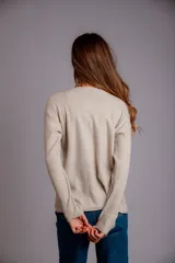 Blusa de morley elastizado color blanco, con escote en V y botones dorados.