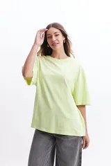 Remera de manga corta, corte oversize, color verde lima pálido. Presenta cuello redondo con terminación acanalada.