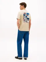 Remera de manga corta color beige de Tommy Hilfiger, con cuello redondo y pequeño logo gráfico estampado en el pecho.