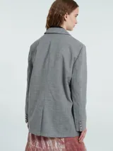Blazer gris con solapas y un botón.