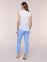 Blusa de gasa sin mangas de calce holgado, marca Sioni. Cuenta con cuello cadete, abertura frontal en V con media cartera de botones, espalda con canesú y pliegue central, y ruedo redondeado.