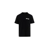 Remera negra de cuello redondo y manga corta, confeccionada en algodón, con detalle de parche con el logo de la marca en el pecho.