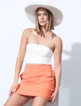 Minifalda color beige de gabardina elastizada, marca Zac & Rachel. Tiene pretina ancha elastizada, bolsillos delanteros y short interno.