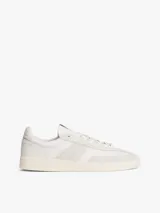 Zapatillas deportivas de estilo vintage confeccionadas en ante, con paneles tonales de texturas a contraste, cierre con cordones y suela cupsole de goma.