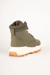 Borcegos deportivos de caña media, color negro, con cordones al tono y suela de plataforma gris con relieve antideslizante.