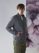 Campera tipo fleece de Benson & Thomas, con cierre frontal completo, cuello alto y textura acolchada en el panel frontal. Posee puños y ruedo acanalados.