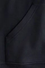 Canguro negro con capucha de doble capa, hombros caídos, bolsillo canguro y puños y bajo acanalados. Interior cepillado suave.