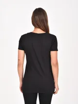 Remera negra de manga corta y cuello redondo, de corte recto y ajustado.