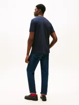 Remera de manga corta Tommy Hilfiger confeccionada en tejido de piqué de algodón. Presenta cuello redondo con detalle de ribetes tricolores, bolsillo de parche en el pecho y corte regular.