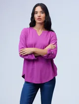 Blusa celeste texturada marca Ruby Rd, con cuello a la base y escote en V. Manga larga de largo regulable.