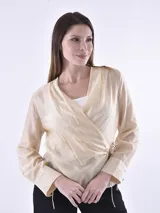Blusa negra de estilo envolvente con mangas largas, puños anchos y cierre lateral con lazo. Confeccionada en tejido semitransparente.