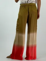 Pantalón de viscosa con estampado degradado de color rojo a marrón.