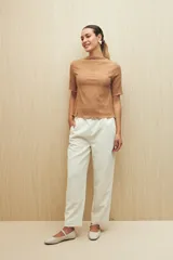 Top de textura acanalada con cuello semi alto y manga larga, confeccionado en tejido con leve elasticidad que se ajusta a la silueta.