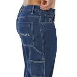 Pantalón de jean azul oscuro, de corte recto y holgado, con tiro medio, bolsillos clásicos y cierre frontal con botón y cremallera.