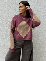 Sweater de punto con diseño de rombos en tonos marrones y beige, cuello redondo y mangas largas con puños acanalados.