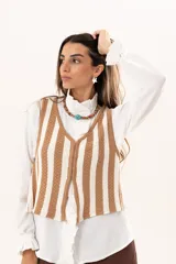 Chaleco tejido a rayas beige y blanco, con escote en V y cierre con ganchitos.