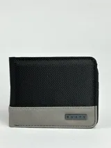 Billetera Rusty negra con detalle gris en la parte inferior y logo metálico.