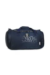 Bolso deportivo tipo duffel bag, color azul marino, con estampado grande y sutil de la palabra "BKLYN" en el frente. Incluye logo del equipo Brooklyn Nets y logo de la NBA. Posee asas de mano y una correa ajustable para hombro.