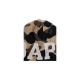 Gorro beanie de punto con patrón de camuflaje en tonos marrones, negros y beige, con la palabra "BAPE" estampada en letras grandes blancas en la parte frontal.
