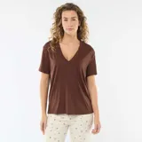 Remera de manga corta con cuello en V, confeccionada en algodón, de corte estándar y color marrón.