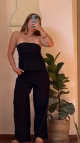 Top strapless color negro de corte imperio, confeccionado en una combinación de tela de punto y lino. Cuenta con elástico en la parte superior trasera para mayor ajuste y doble tela frontal para mejor soporte.