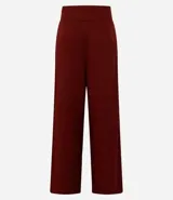 Pantalón pantalona femenina confeccionada en crepé, con cintura ancha, cremallera lateral y pences en la parte trasera.