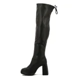 Bota alta Beira Rio de color negro, con taco alto ancho, plataforma delantera y ajuste elástico con cordón en la parte superior de la caña.
