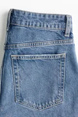 Jean tobillero de cinco bolsillos en denim de tiro alto, corte recto y ligero stretch.