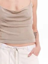 Top de punto color negro con escote drapeado y breteles finos trenzados.